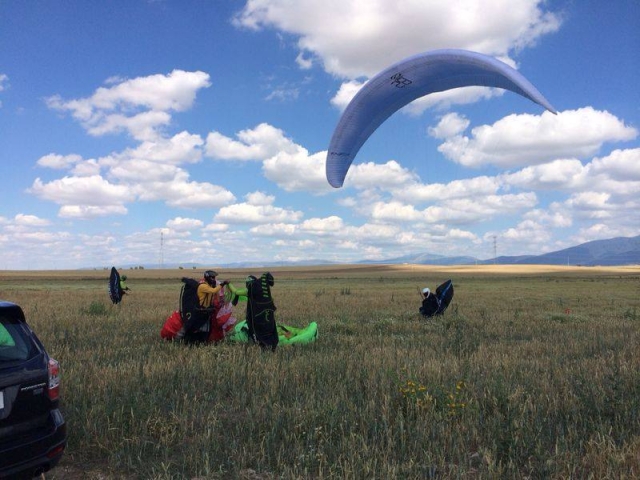 Parapentes aterrizando